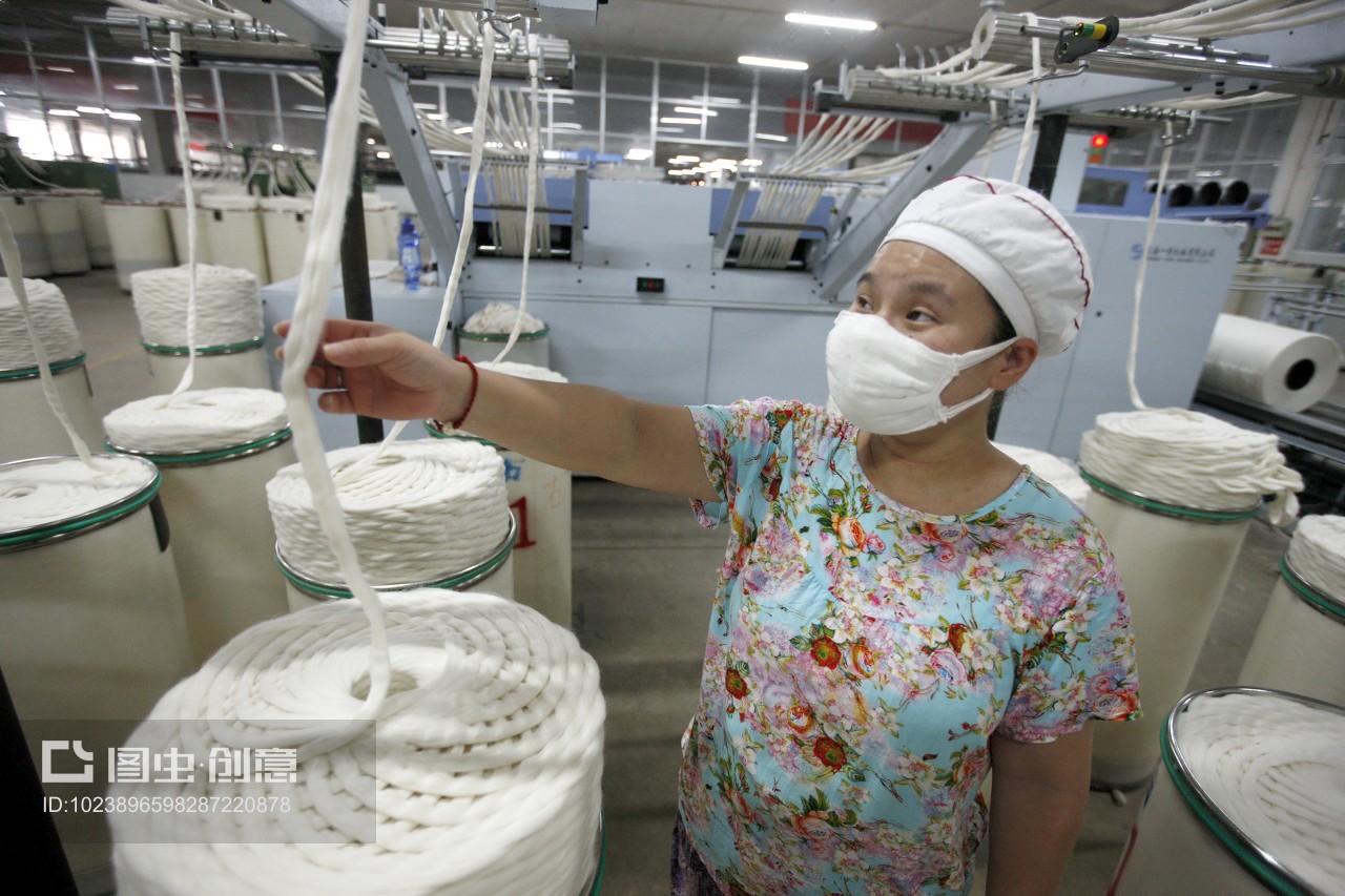 安徽省淮北市,啟鑫紡織廠的生產(chǎn)車(chē)間內(nèi),紡織女工加工出口的歐美地區(qū)的紡織品。